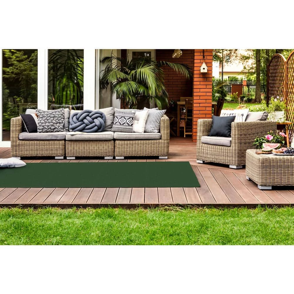 TrafficMaster Vantage 6 ft. x 100 ft. Ivy Green Artificial Grass Carpet 3 TrafficMaster Vantage 6 ft. x 100 ft. Ivy Green Artificial Grass Carpet - Image 3